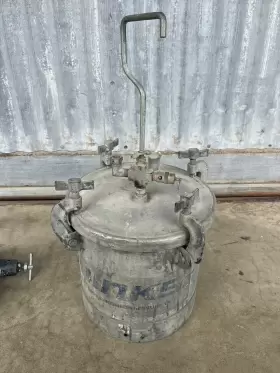 83c-210 Binks Zinc Plated Steel Pressure Pot Paint Tank 2.8 Gallon Read Description