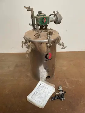 236147 Graco 10-gallon Pressure Tank With Agitator Used